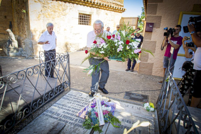 Primer día de Expoesía, homenaje en la tumba de Leonor - MARIO TEJEDOR (1)