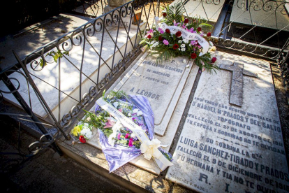 Primer día de Expoesía, homenaje en la tumba de Leonor - MARIO TEJEDOR (2)