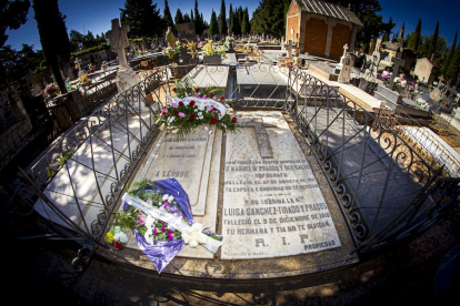 Primer día de Expoesía, homenaje en la tumba de Leonor - MARIO TEJEDOR (3)