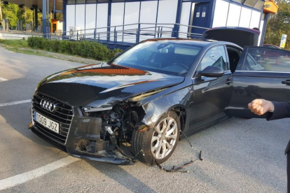 Imagen del vehículo oficial de Carles Puigdemont tras el accidente.-TWITTER