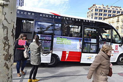 El servicio de autobuses se podrá usar en breve con la tarjeta ciudadana. / VALENTÍN GUISANDE-
