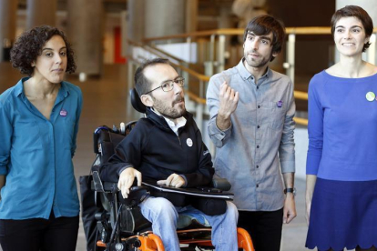 El diputado de las Cortes de Aragón Pablo Echenique, junto a los candidatos al Congreso de esa formación por Bizkaia, Eduardo Maura (2d); Gipuzkoa, Nagua Alba (i) y la segunda candidata por Bizkaia, Rosa Martínez, en un acto de campaña en Bilbao.-EFE/LUIS TEJIDO