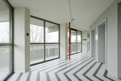 Interior del edificio de viviendas de Ámsterdam ganador del Premio Mies van der Rohe 2017.-EFE / MARCEL VAN DER BURG