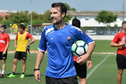 López Garai da indicaciones en la banda la temporada pasada como entrenador del Reus.-Esports del Camp