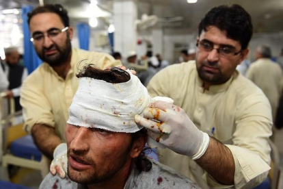 Un herido paquistaní por el terremoto.-AFP