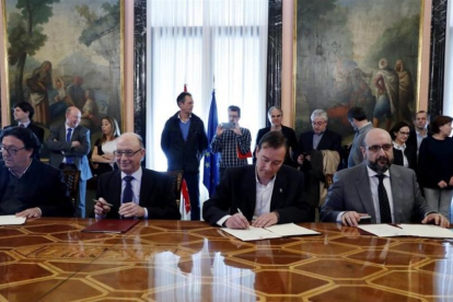 El ministro de Hacienda, Cristobal Montoro, y los representantes sindicales durante el firma del acuerdo salarial del 2017, en una imagen de archivo.-/ EFE / SERGIO BARRENECHEA