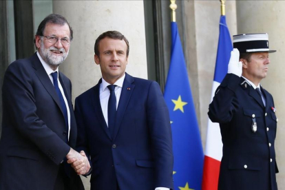 El presidente de Francia Emmanuel Macron recibe al presidente español Mariano Rajoy a su llegada en el Palacio del Elíseo este lunes-FRANCOIS MORI