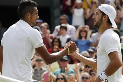Feliciano López felicita a Nick Kyrgios tras perder frente al tenis australiano en Wimbledon.-STEFAN WERMUTH