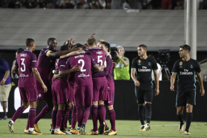 Los jugadores del City se abrazan ante los desafortunados futbolistas de Zidane.-JAE C.HONG (AP)