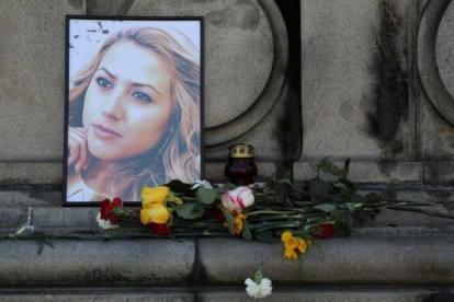 Ofrenda floral en homenaje a la periodista Viktoria Marinova, fallecida en la ciudad búlgara de Ruse.-STOYAN NENOV (REUTERS)