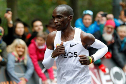 Eliud Kipchoge, en plena gesta, este sábado en Viena.-