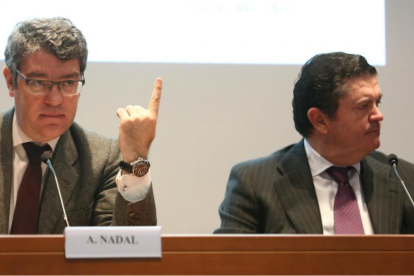 El ministro de Energía, Álvaro Nadal, y el presidente de Endesa, Borja Prado, en un foro energético.-ELISENDA PONS