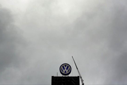 El logo de Volkswagen, en la sede central de la compañía, en Wolfsburgo.-AFP / RONNY HARTMANN