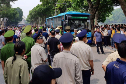 Policías rodean a manifestantes durante una protesta en las calles de Hanoi (Vietnam).-STAFF (REUTERS)