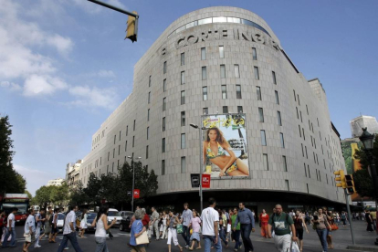 El Corte Ingles de plaza de Cataluna en Barcelona, primera inversión de Zambal.-JULIAN MARTIN (EFE)