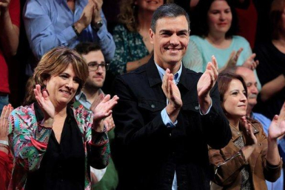 Pedro Sánchez y Dolores Delgado, en el acto electoral de este sábado en Madrid.-FERNANDO ALVARADO (EFE)