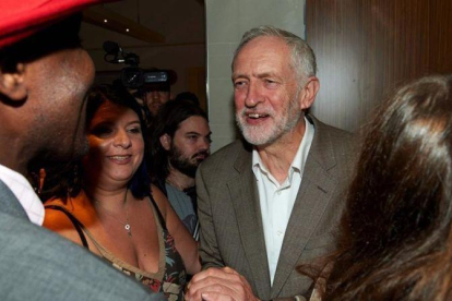 Corbyn conversa con partidarios suyos durante un acto electoral, en Londres, este martes.-AFP / NIKLAS HALLE'N