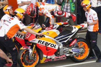 Marc Márquez salta de una Honda otra Honda, en el ensayo de cambio de moto en Doha.-EMILIO PÉREZ DE ROZAS