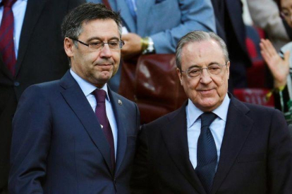 Josep Maria Bartomeu y Florentino Pérez, el domingo en el Camp Nou.-EL PERIÓDICO