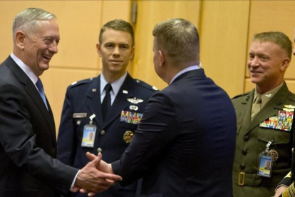 Jim Mattis conversa con miembros de su delegación antes del comienzo de la cumbre.-Virginia Mayo