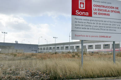 Solar donde se iba a instalar la nueva Escuela Oficial de Idiomas en la avenida de Valladolid. / VALENTÍN GUISANDE-