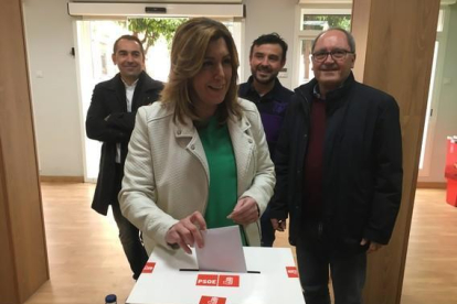 Susana Díaz vota en la consulta sobre el pacto de gobierno del PSOE con Ciudadanos.-