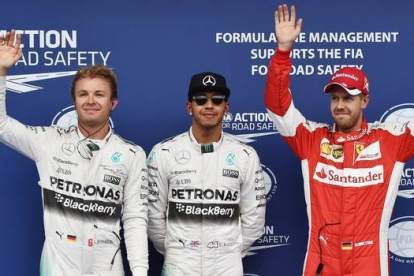 Hamilton, flanqueado por Rosberg (izquierda) y Vettel, tras la calificación de Austria.-Foto:   ANDREJ ISAKOVIC / AFP