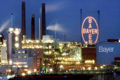 Naves industriales de Bayer en la localidad alemana de Leverkusen.-EFE / OLIVER BERG