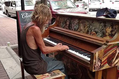 Daniel Gould, durante su interpretación callejera en Saratosa (Florida), el 30 de junio.-Foto: YOUTUBE