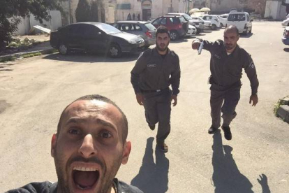 El famoso 'selfie' de un palestino corriendo frente a militares israelís.-Foto: TWITTER