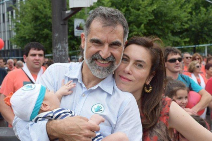 Jordi Cuixart, con su mujer y su hijo, en la foto que ha compartido en Twitter.-