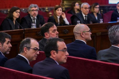 Jordi Sànchez, Jordi Turull, Josep Rull y Oriol Junqueras durante el juicio del procés en el Tribunal Supremo.-EMILIO NARANJO / EFE