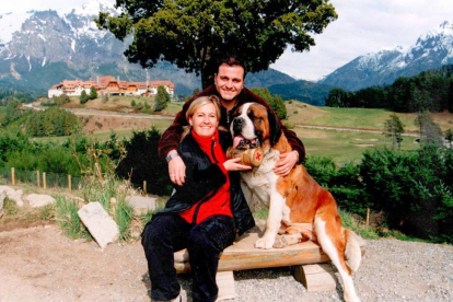 El hostelero en Bariloche (Argentina) junto a su mujer.-CEDIDA