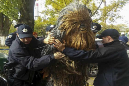 La policía ucraniana detiene a Chewbacca por aparcar mal.-