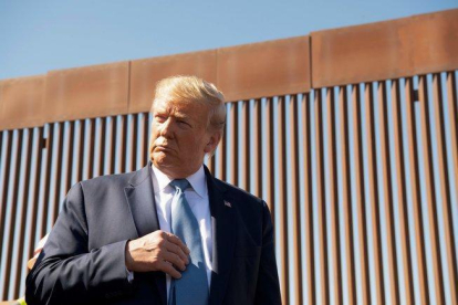 Trump aseguró que una vez sea levantada la nueva barrera los contingentes militares desplegados en la frontera serán retirados.-AFP