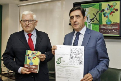 Juan Manuel Ruiz Liso, a la izquierda, y Carlos Martínez Izquierdo, durante la presentación del Mes de la Salud de 2018.-MARIO TEJEDOR