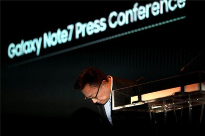 Koh Dong-Jin, responsable de la división de telefonía móvil de Samsung, la rueda de prensa sobre las causas de incendio del Galaxy Note 7.-AFP / YONHAP