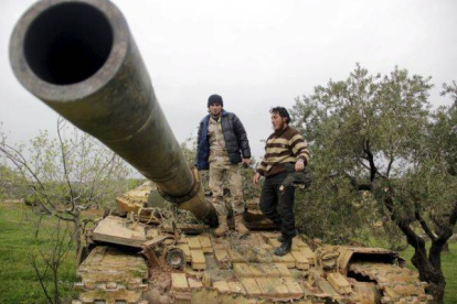 Rebeldes de la brigada Suqour al-Sham sobre un tanque durante los combates contra las tropas leales a al Asad.-Foto: REUTERS / MOHAMAD BAYOUSH