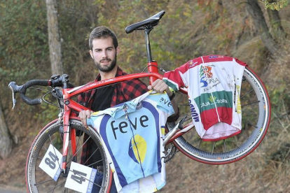 Adrián Muñoz, con la bicicleta y los maillots con los que corrió las dos últimas ediciones de la Vuelta a Soria.-VALENTÍN GUISANDE