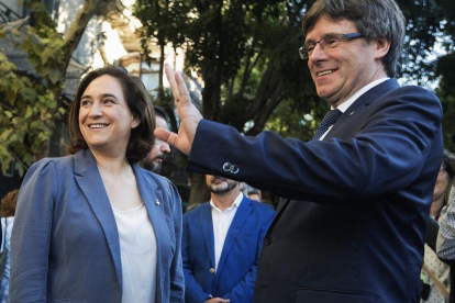 El presidente de la Generalitat, Carles Puigdemont, junto a la alcaldesa de Barcelona, Ada Colau, tras la ofrenda floral al monumento a Rafael Casanova con motivo de la Diada.-EFE / MARTA PÉREZ