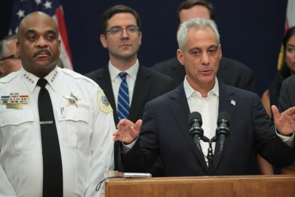 Emanuel (derecha) junto al superintendente de la policía de Chicago, Eddie Johnson, el 7 de agosto. Emanuel (derecha) junto al superintendente de la policía de Chicago, Eddie Johnson, el 7 de agosto.-AFP / SCOTT OLSON