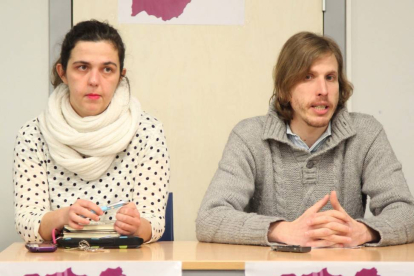 El secretario regional de Podemos, Pablo Fernández, presenta los miembros de su equipo que concurren a las primarias para la configuración de la lista autonómica. En la imagen, junto con la periodista Natalia del Barrio, única candidata a la secretaría pr-Ical