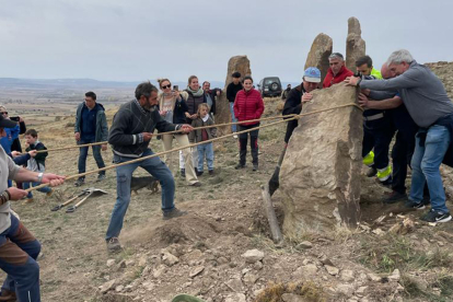 Levantamiento del dólmen en Carrascosa (2)