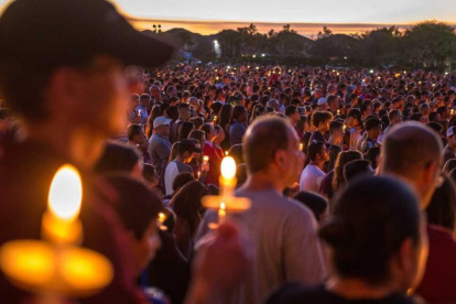 Miles de personas se reunieron en recuerdo de las 17 víctimas mortales de la matanza perpetrada por Nikolas Cruz.-EFE