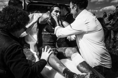 Fran Ventoso, consolado por su director García Acosta, en una ambulancia de la París-Roubaix.-TWITTER