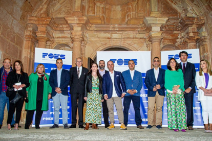 Foto de familia de los galardonados en los Premios FOES - MARIO TEJEDO