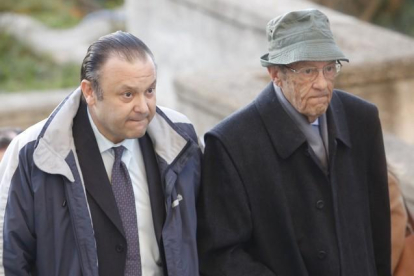 El principal acusado, Miguel Ángel Flores (izquierda), a su llegada al juicio del Madrid Arena.-AGUSTÍN CATALAN