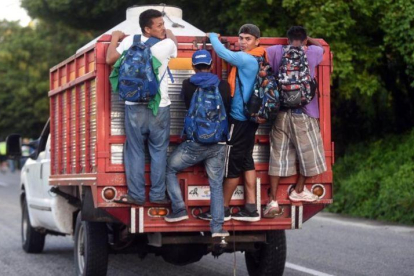 Inmigrantes hondureños en un camión que circula por México rumbo a EEUU.-JOHAN ORDONEZ (AFP)