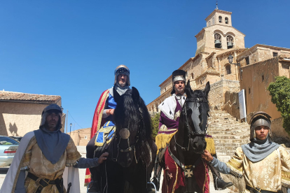 A la izquierda, 'el Cid' dirigiéndose a caballo a la plaza.-A.H.