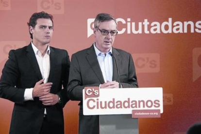 Albert Rivera y el vicesecretario general de Ciudadanos, José Manuel Villegas, en la sede del partido en una foto de archivo.-ACN / NÚRIA JULIÀ